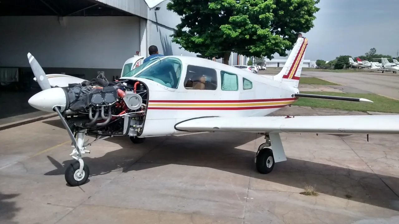 Avião com capô aberto Avião com capô aberto